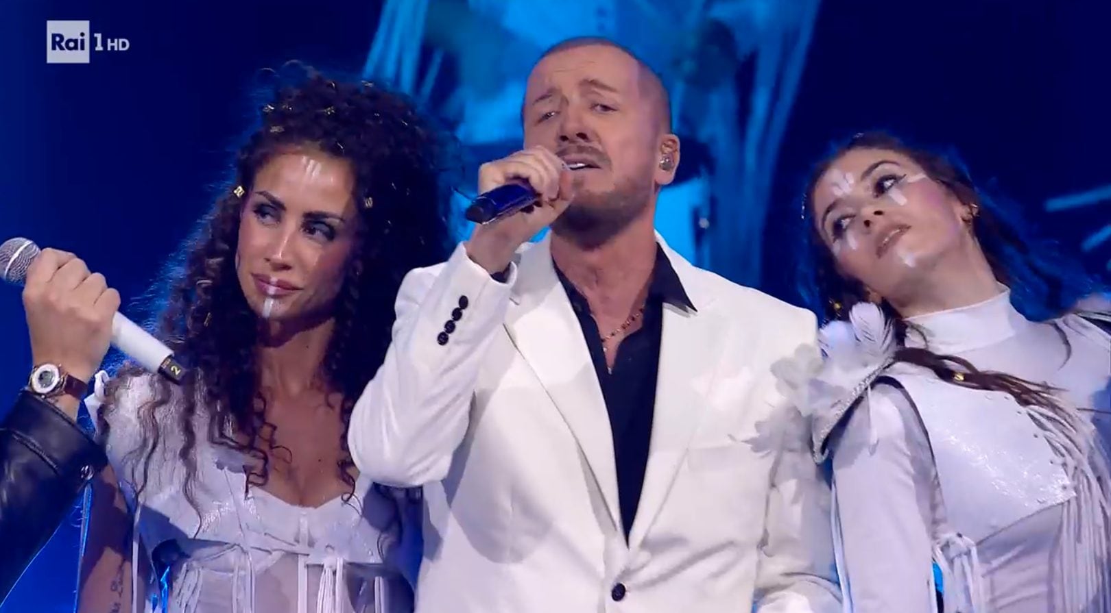 Alla sinistra di Raf, la figlia Bianca