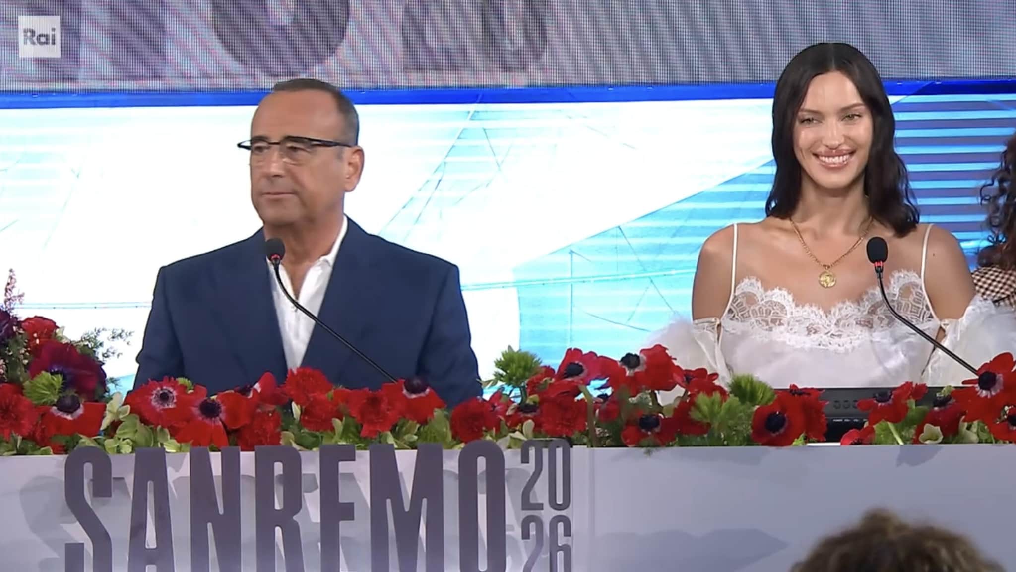 Sanremo 2026, in diretta la terza serata: ultime news, scaletta e orari di cantanti e ospiti, stasera Irina Shayk con Carlo Conti