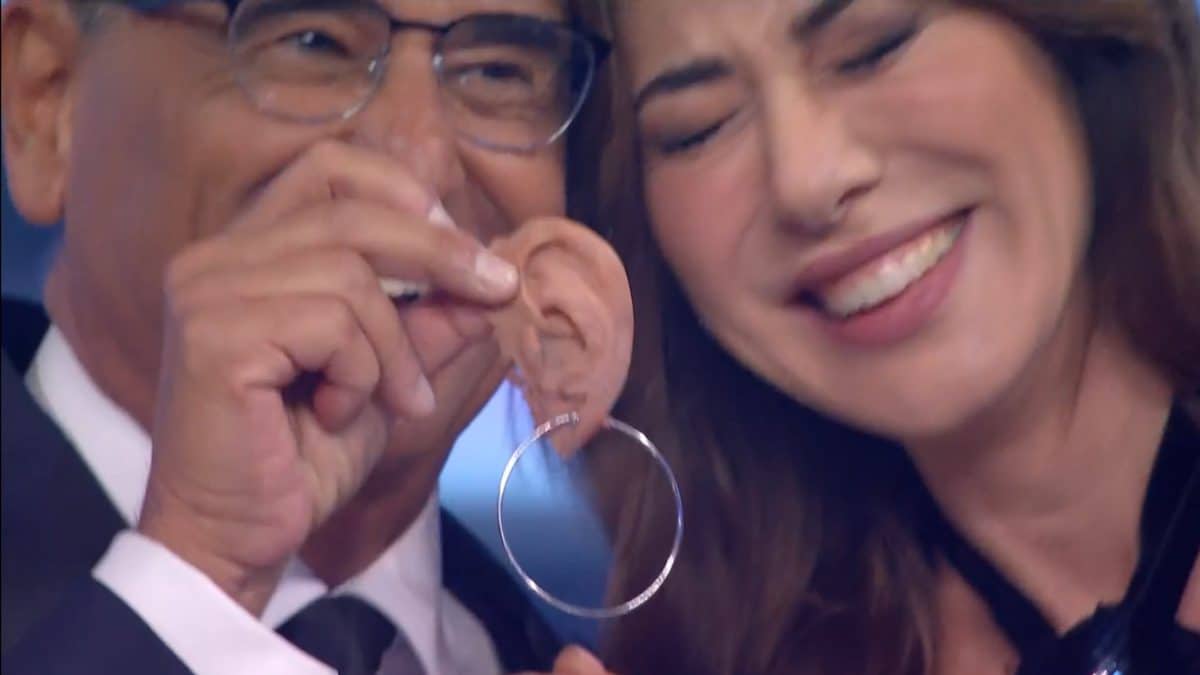 Virginia Raffaele e "l'orecchio tagliandato" di Donatella Versace, il significato della gag a Sanremo