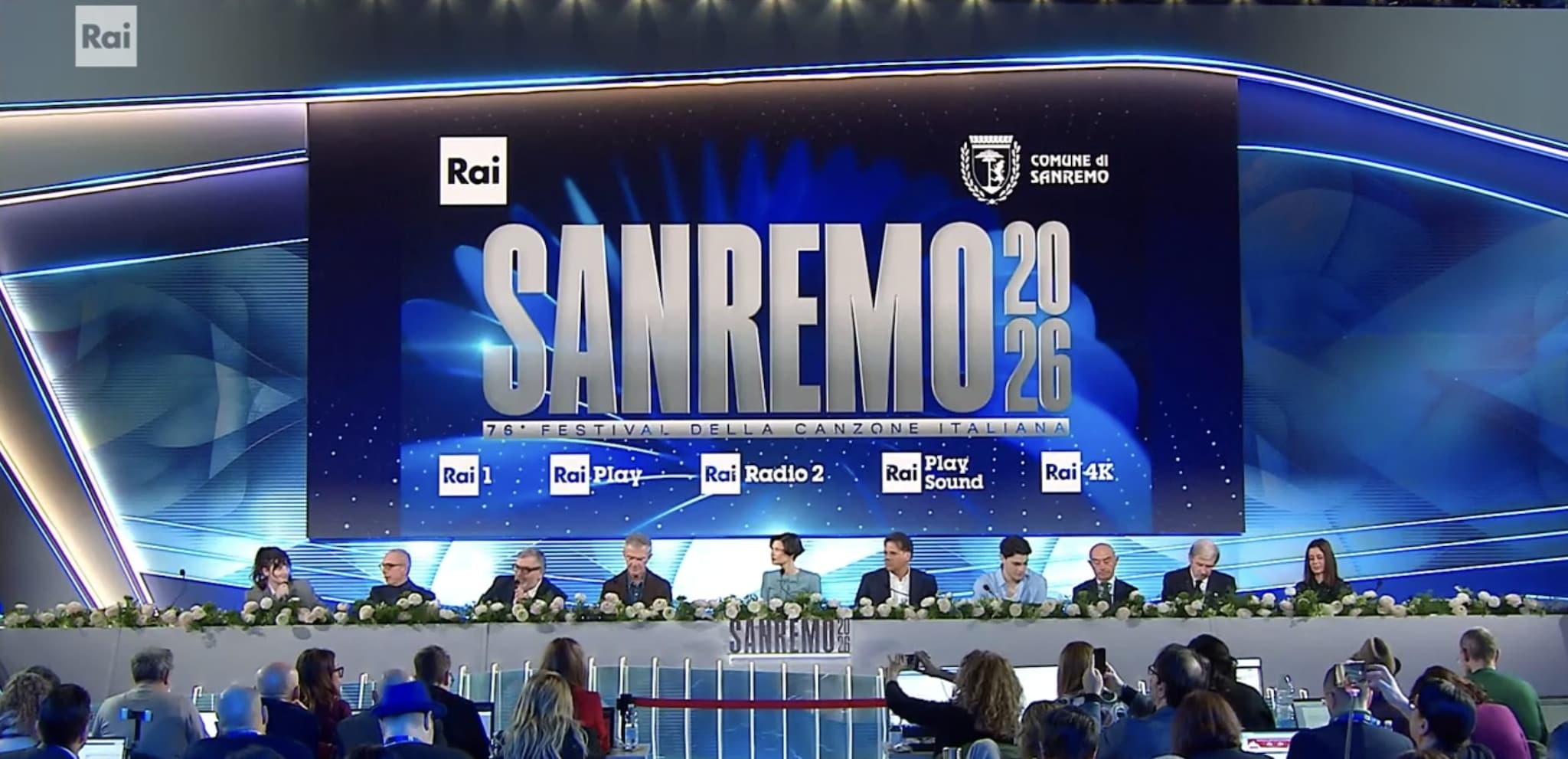 Sanremo in diretta, la conferenza della serata cover e duetti: ascolti in aumento, atteso l'ordine di cantanti e ospiti