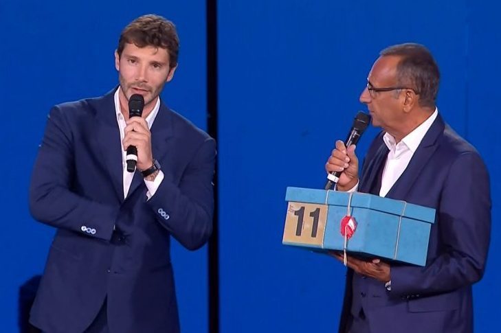 Stefano De Martino nella finale di Sanremo 2026 per passaggio di consegne con Carlo Conti: "Non gli lascio un pacco"