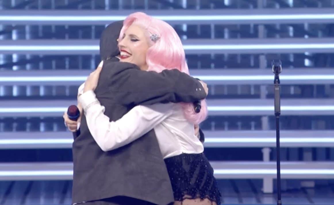 Sanremo 2026 in diretta, cover e duetti: scaletta quarta serata cantanti e ospiti, Bianca Balti e Siani stasera