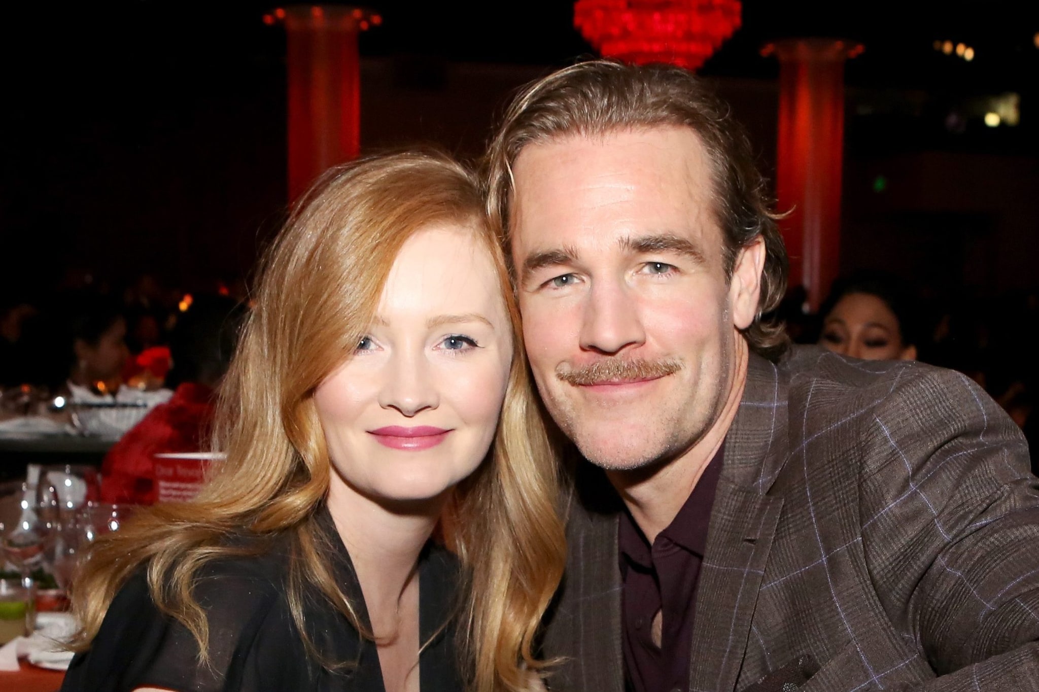 La moglie di James Van Der Beek dopo la morte dell'attore: "I costi delle cure mediche ci lasciano senza soldi"