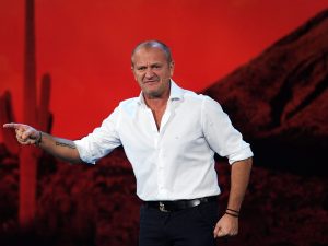 Andrea Pucci blindato da Mediaset: nessuna crisi dopo le polemiche pro-Corona