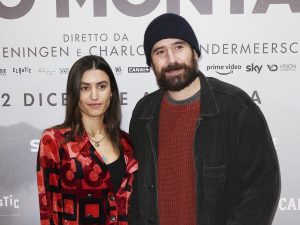 Tommaso Paradiso pronto alle nozze con Carolina Sansoni dopo Sanremo 2026, il gossip: “Si sta preparando al sì”