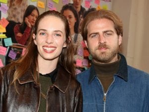 Maya Hawke di Stranger Things sposa, le nozze a sorpresa a San Valentino: tra gli invitati i colleghi della serie