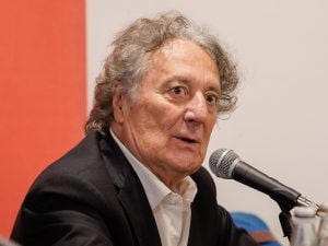 Enzo Iacchetti diffida Meta e denuncia gli autori di post social diffamatori: “Raffigurato con i baffi di Hitler”