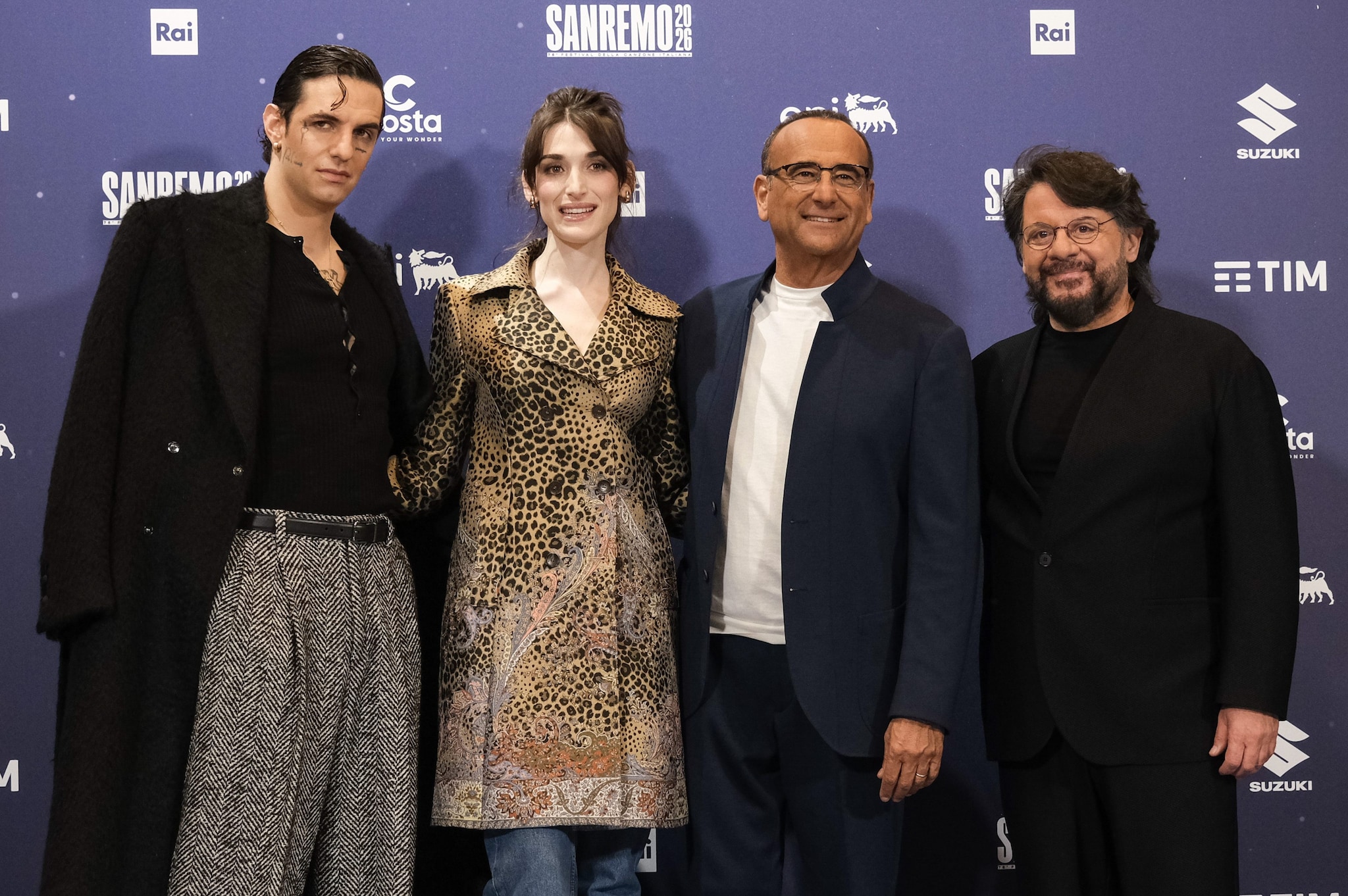 Carlo Conti con i co–conduttori della seconda serata di Sanremo 2026