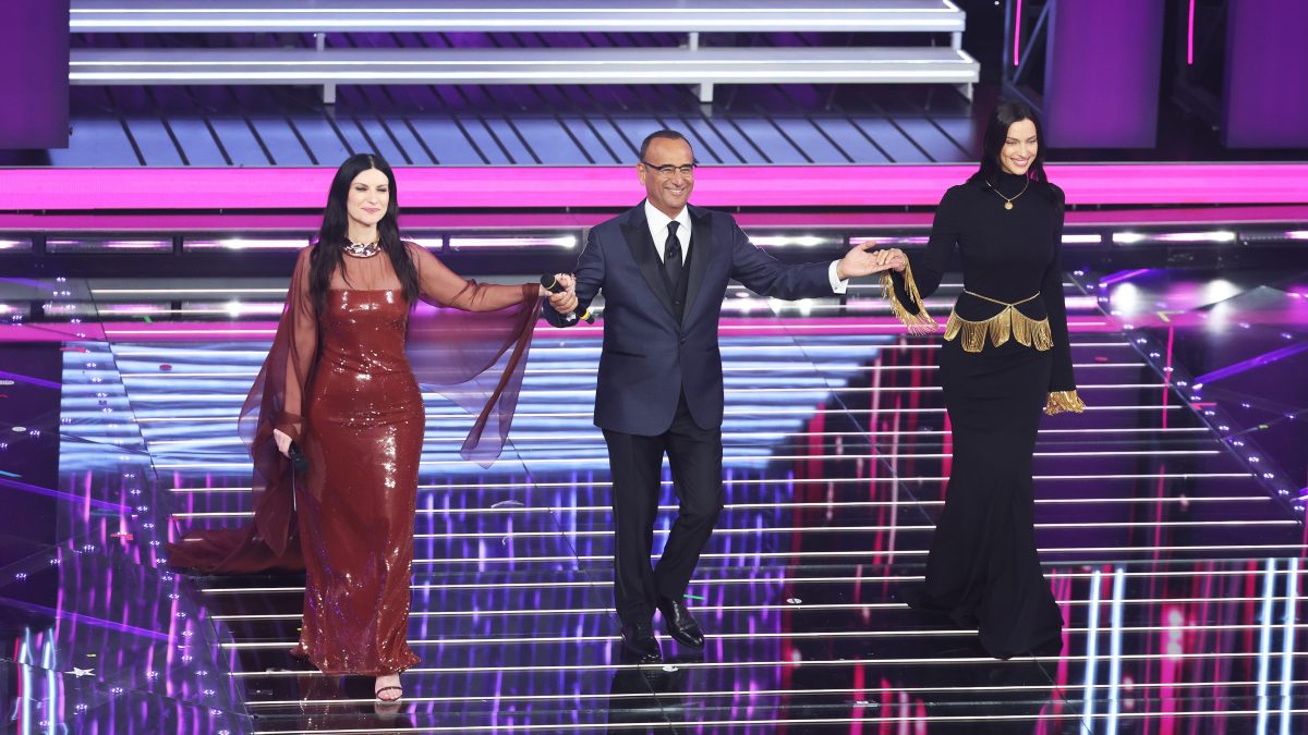 Laura Pausini, Carlo Conti e Irina Shayk, terza serata di Sanremo 2026
