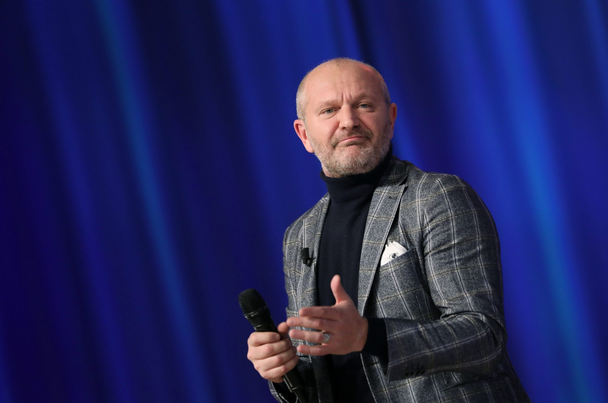 Andrea Pucci co-conduttore a Sanremo 2026, la sua risposta alle polemiche: "Molti sopravvivono senza cervello"