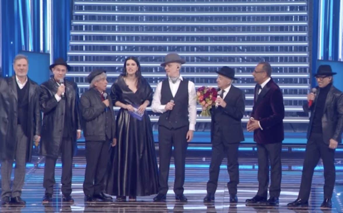 Sanremo 2026 in diretta, le cover: scaletta duetti di cantanti e ospiti, stasera Bianca Balti e Siani, il premio a Caterina Caselli