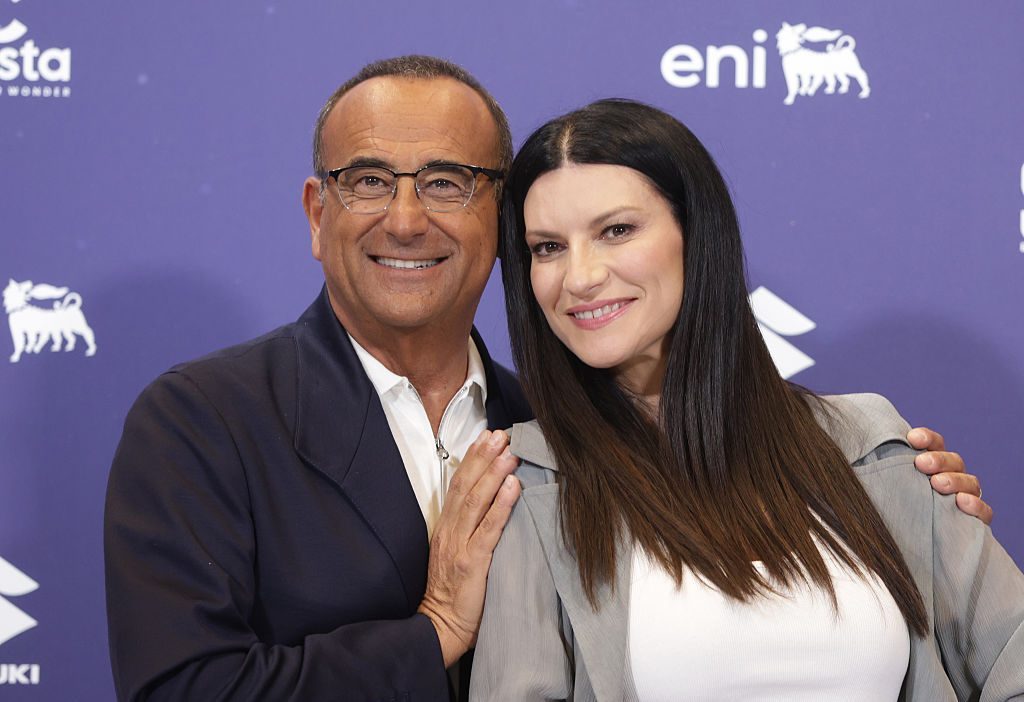 Sanremo 2026, in diretta la prima serata dalle 20.40: scaletta dei cantanti in ordine di uscita e ospiti, atteso Tiziano Ferro