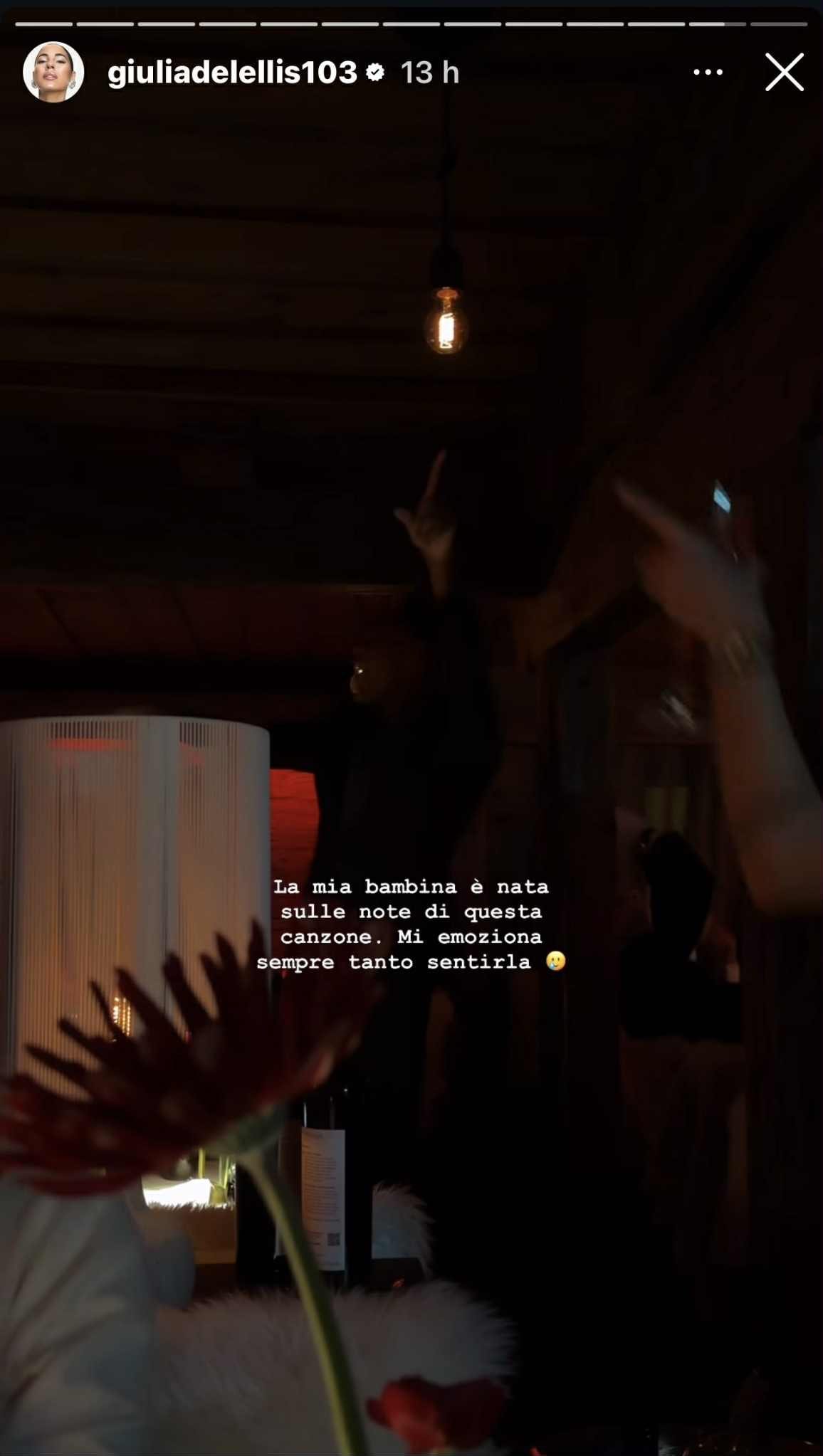 Giulia De Lellis sente la canzone che le ricorda la nascita della figlia e si emoziona