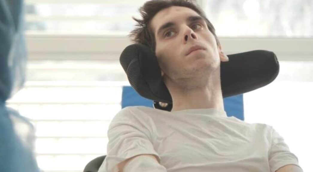 Chi è Paolo Sarullo, la storia del ragazzo picchiato fuori la discoteca raccontata a Sanremo 2026