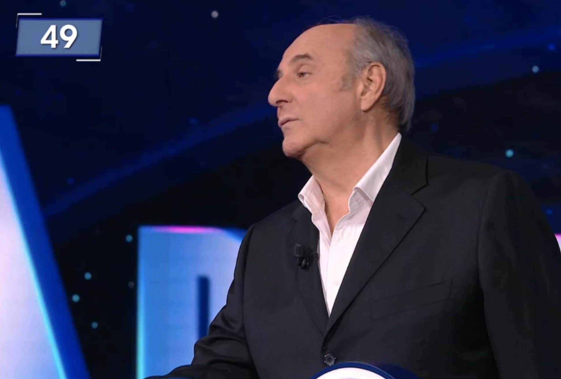 Gerry Scotti risponde ai complottisti a La Ruota della Fortuna: "Sui social se ne dicono di tutti i colori"