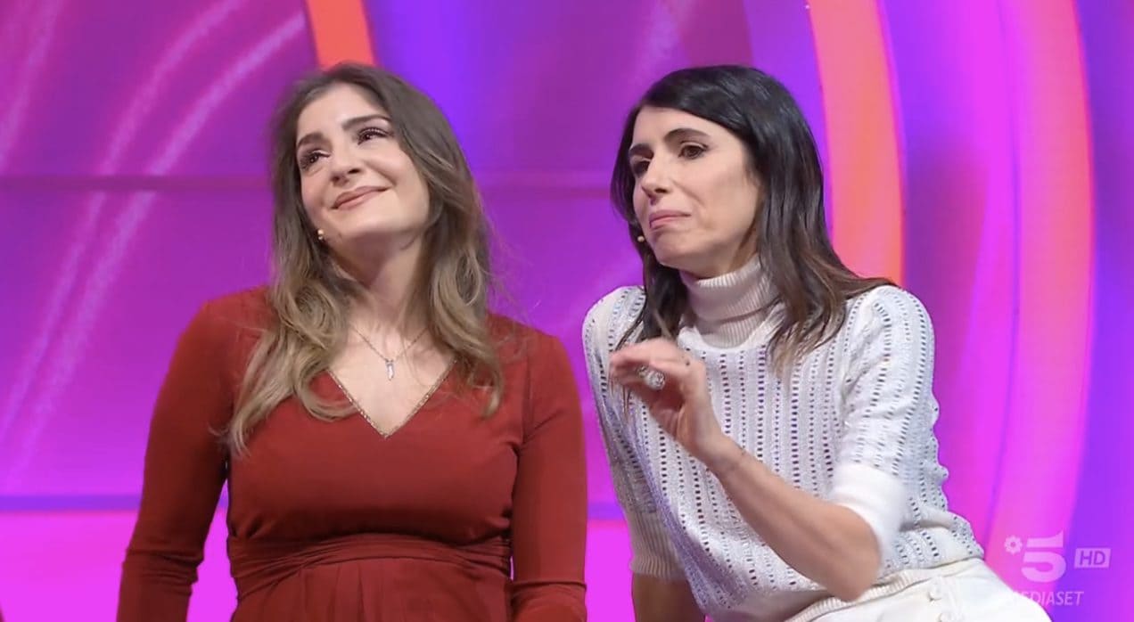 Lo sguardo sognante di Martina verso Matteo mentre Giorgia parla dell’amore.