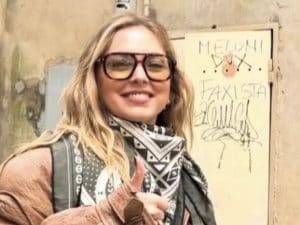Chiara Ferragni davanti alla scritta “Meloni dux fascista”: la foto pubblicata e poi rimossa