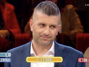 La storia di Antonio ad Affari Tuoi: “Orgoglioso di fare il bidello, così mi sono ripreso la mia terra”