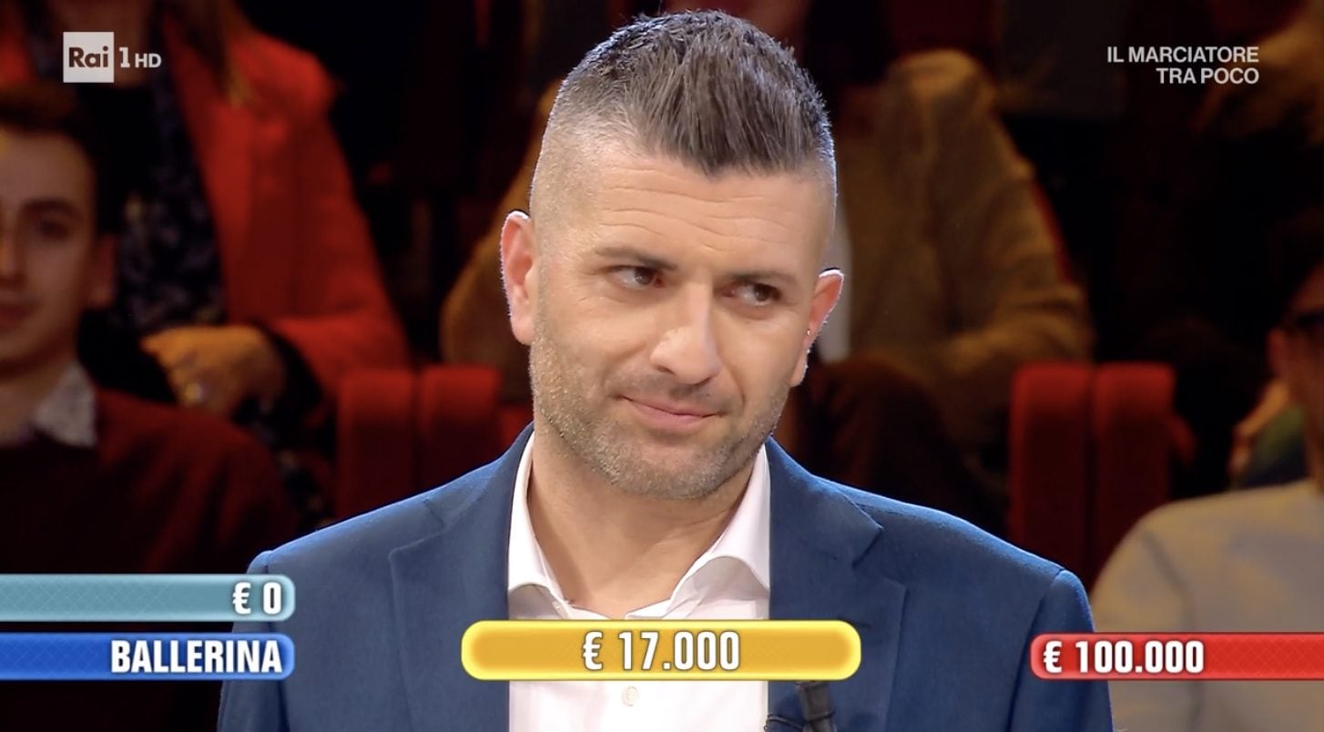 La storia di Antonio ad Affari Tuoi: "Orgoglioso di fare il bidello, così mi sono ripreso la mia terra"