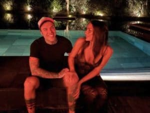 Dopo le voci sulla gravidanza spunta l’anello al dito di Giulia Honegger, Fedez e la fidanzata pronti a fare famiglia