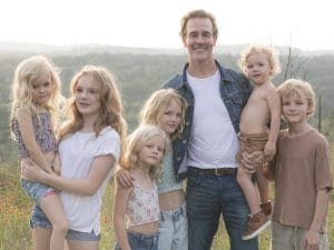 Morto James Van Der Beek, lascia la moglie e sei figli, era un padre straordinario: la sua vita privata tra amori e dolori