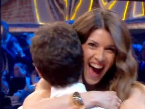 Elena firma un finale epico ad Affari Tuoi, Stefano De Martino esulta con lei: “È così che si gioca”