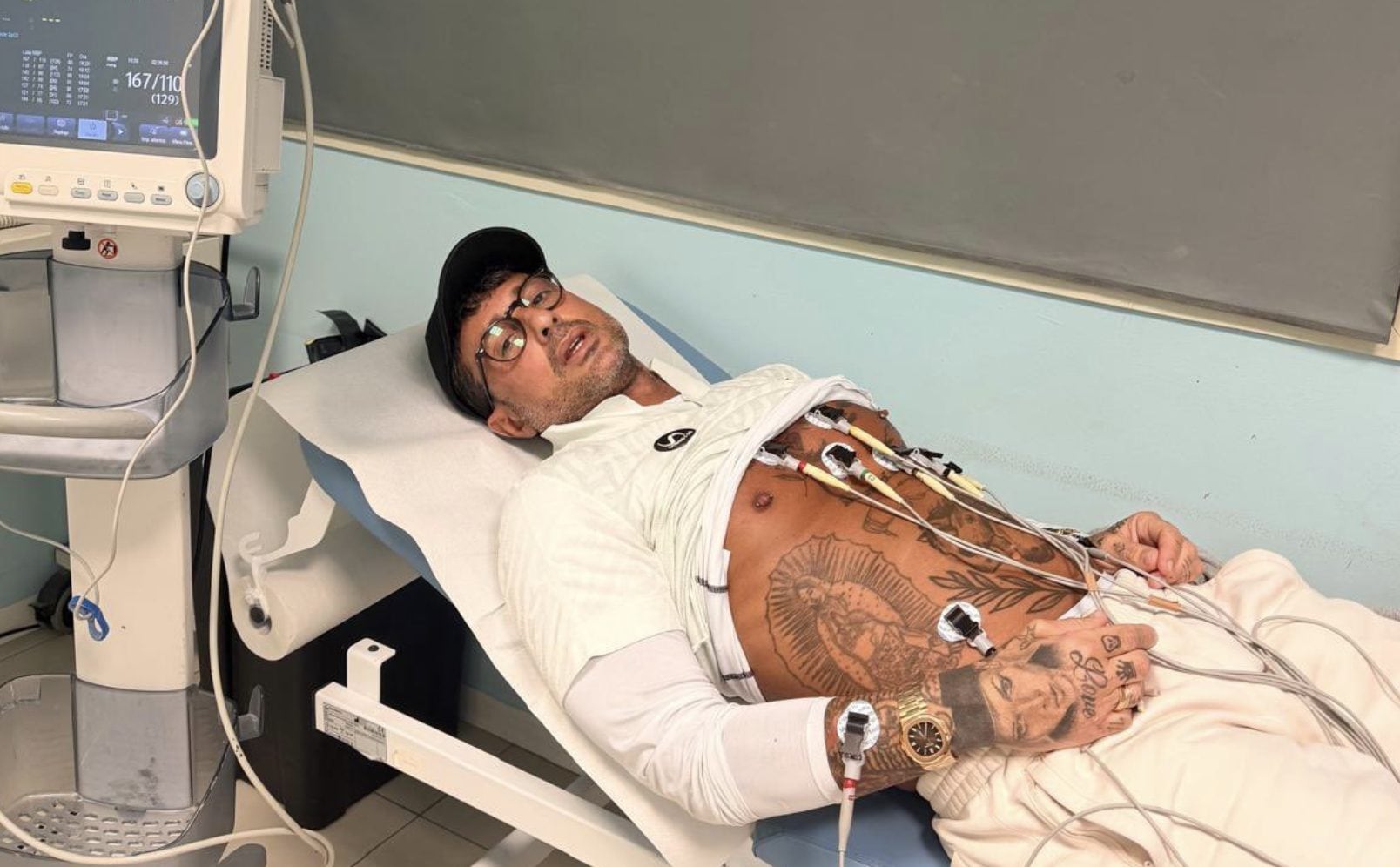 Fabrizio Corona esce dall'ospedale e vola a Napoli: evento pubblico dopo il ricovero per infezione grave