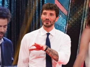 Belen Rodriguez e la frecciatina a De Martino, la gag con Andrea Pisani: “Se hai qualcosa in più? Ci vuole poco”