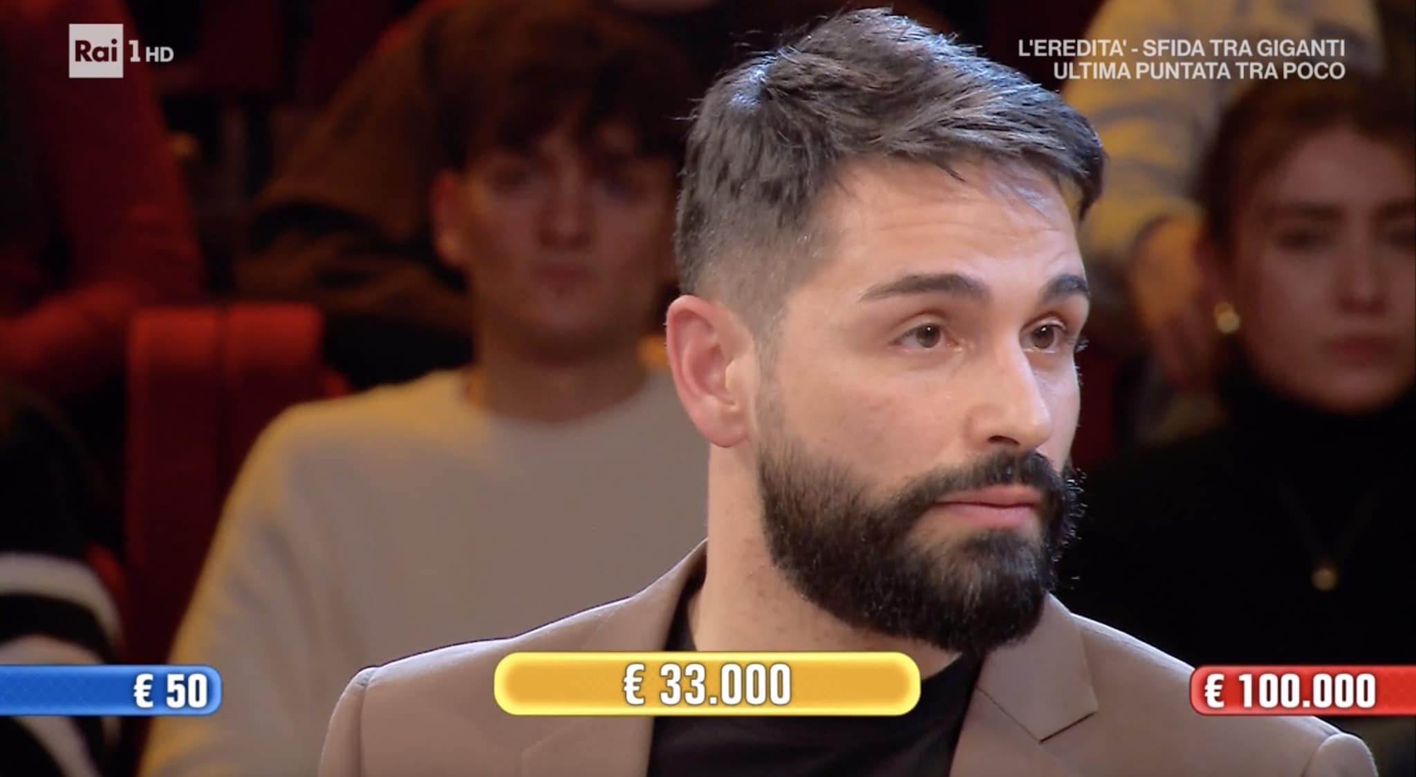 Ad Affari Tuoi De Martino accorcia i tempi e incita Luca: "È una puntata flash, non perdiamo tempo, trita l'assegno"