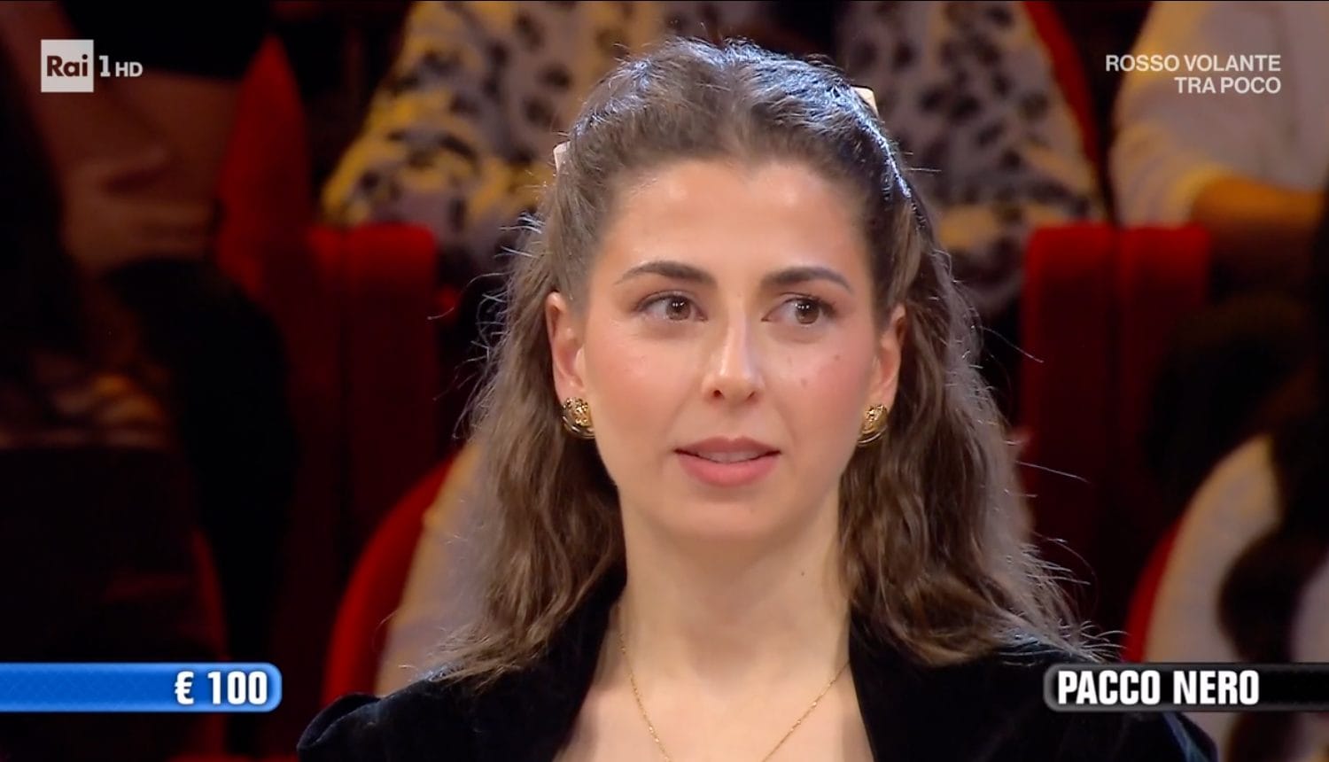 Veronica ad Affari Tuoi: "Devo regalare il viaggio di nozze ai miei genitori", frega il dottore e vince