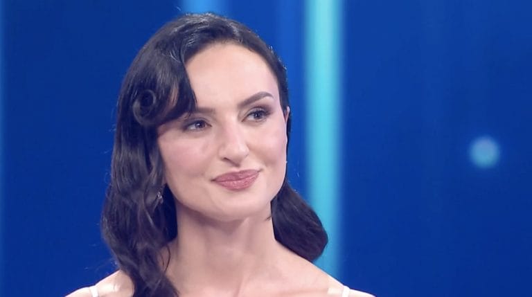 Il testo e il significato di Magica Favola di Arisa a Sanremo 2026: la ricerca di leggerezza e protezione