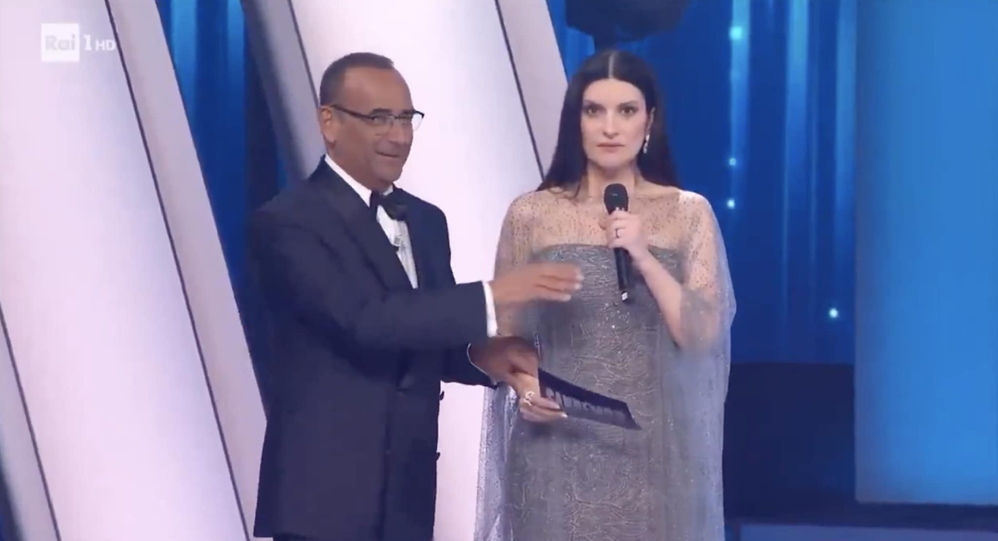 Laura Pausini fa il pieno di gaffe a Sanremo: dal doppio senso con il microfono alla farfallina di Belen