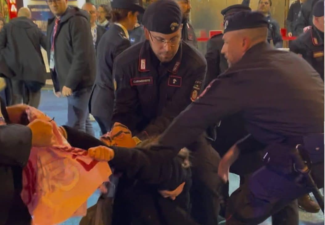 Caos fuori l'Ariston durante la prima serata di Sanremo: attivisti saltano le transenne e invadono l'ingresso