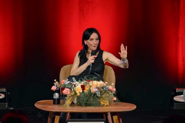 Arisa: "Ero l'unica donna che giocava al fantacaz...", il lapsus a Tintoria e la reazione dei comici