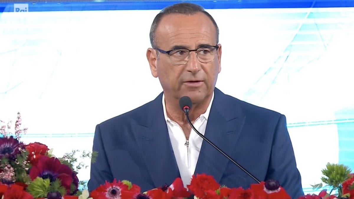 Carlo Conti durante la conferenza della terza serata di Sanremo