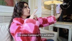 Elettra Lamborghini interrompe l’intervista per il selfie con gabbiano: "È troppo importante"