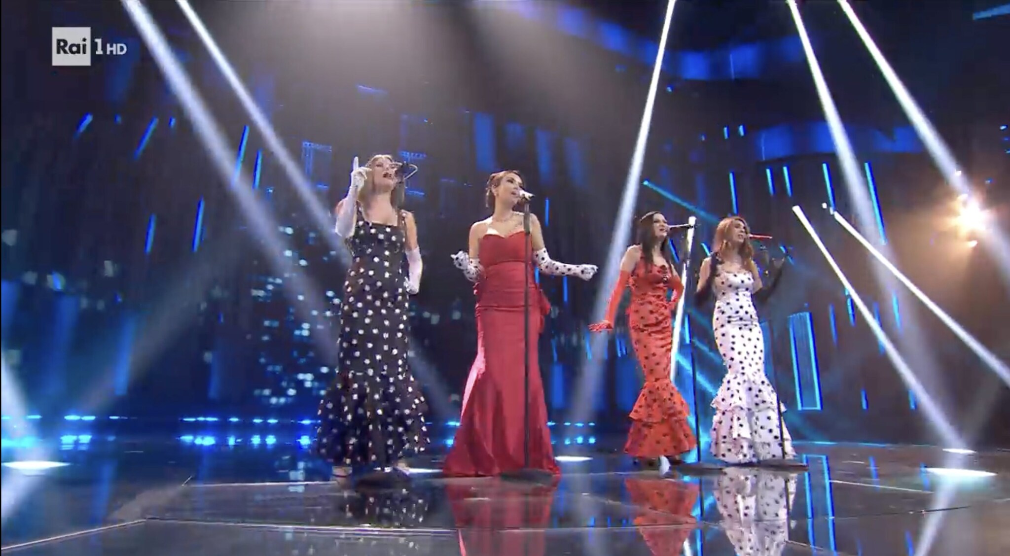 Elettra Lamborghini duetta con le Las Ketchup a Sanremo 2026