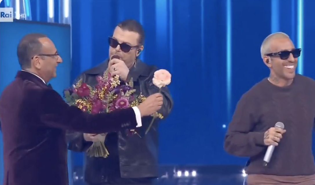 Grignani e la frecciatina a Laura Pausini sul palco di Sanremo: "Con i fiori c'è anche il numero? Così la chiamo"