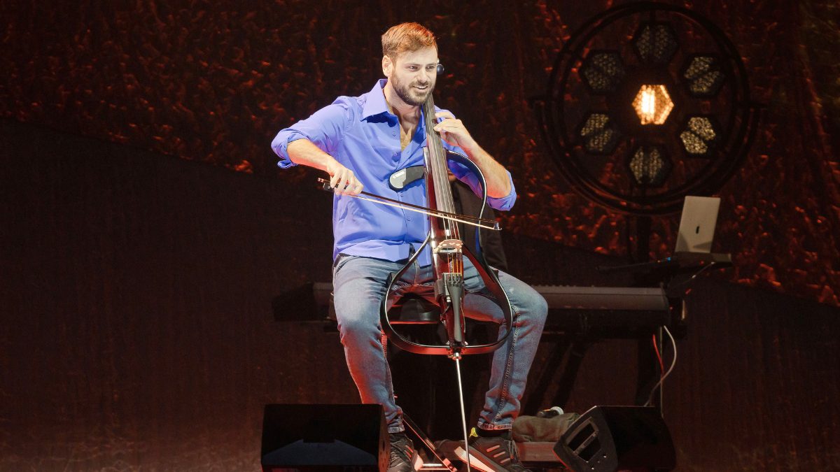 Chi è Stjepan Hauser, il violoncellista che duetterà con Fedez e Marco Masini nella serata delle cover di Sanremo