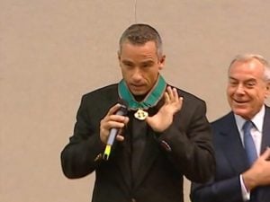 Ramazzotti a Sanremo, 20 anni fa la gaffe da neo commendatore: “Davvero brutta ‘sta croce. Cambiate designer”