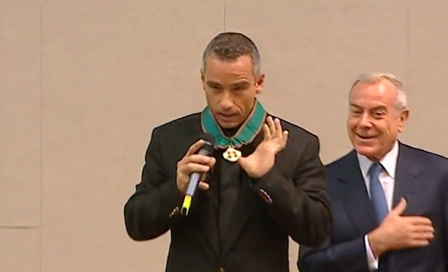 Ramazzotti a Sanremo, 20 anni fa la gaffe da neo commendatore: "Davvero brutta 'sta croce. Cambiate designer"