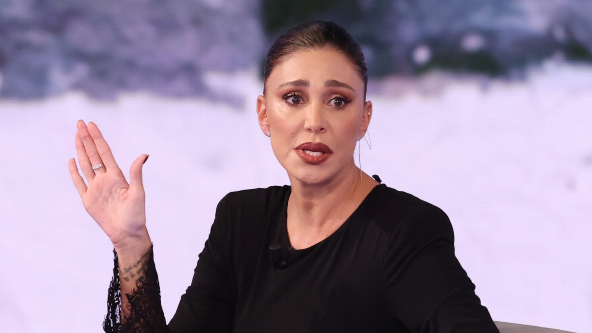 Belén Rodriguez interrompe bruscamente un'intervista: "Non devo dimostrare nulla, lavoro in TV da vent'anni"