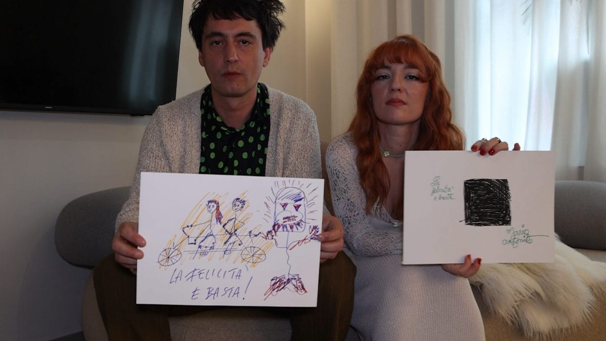 Da sinistra: Colombre e Maria Antonietta con i rispettivi disegni fatti per Fanpage.it pensando al brano "La felicità e basta".