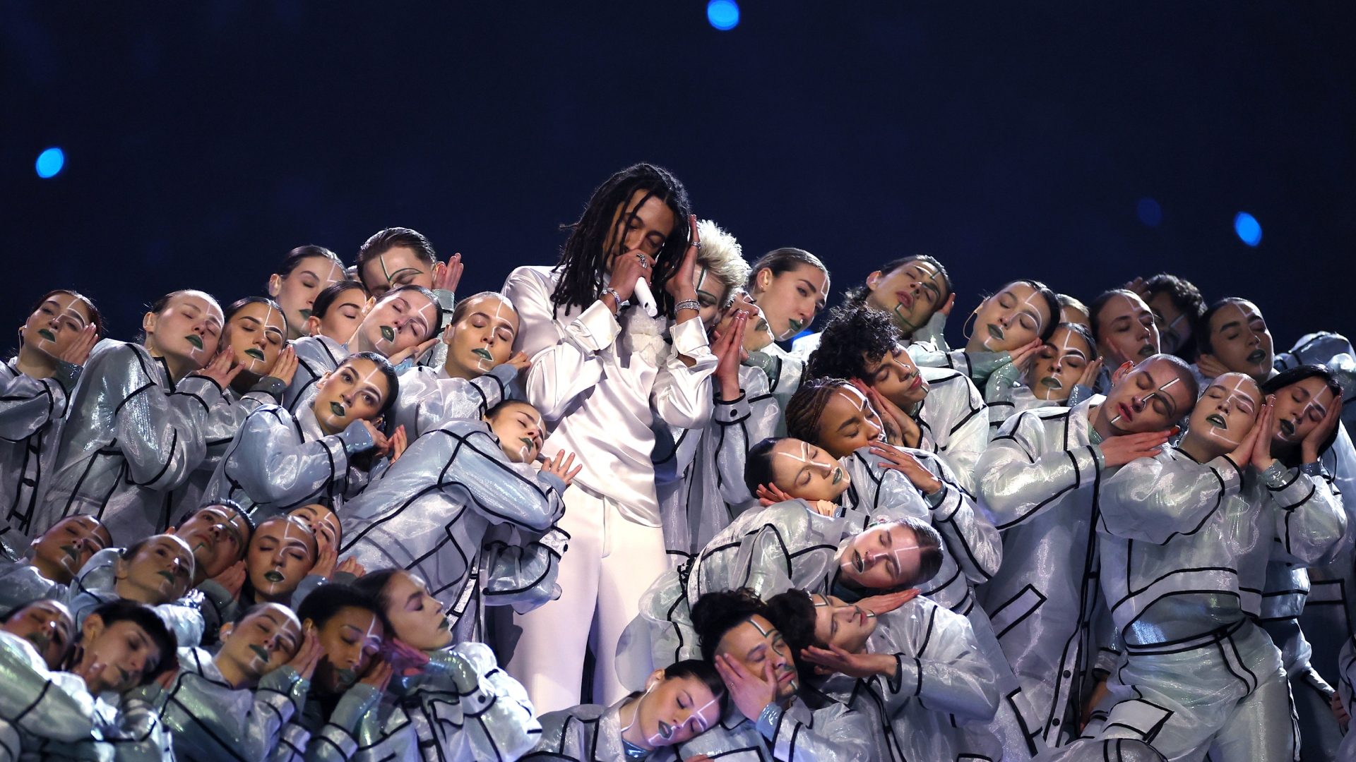 Ghali recita Rodari alle Olimpiadi, gli spettatori insorgono contro la Rai: "Mai nominato e nessun primo piano"