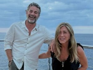 Jennifer Aniston sta vivendo un amore da sogno, le rare foto col compagno Jim Curtis per il compleanno