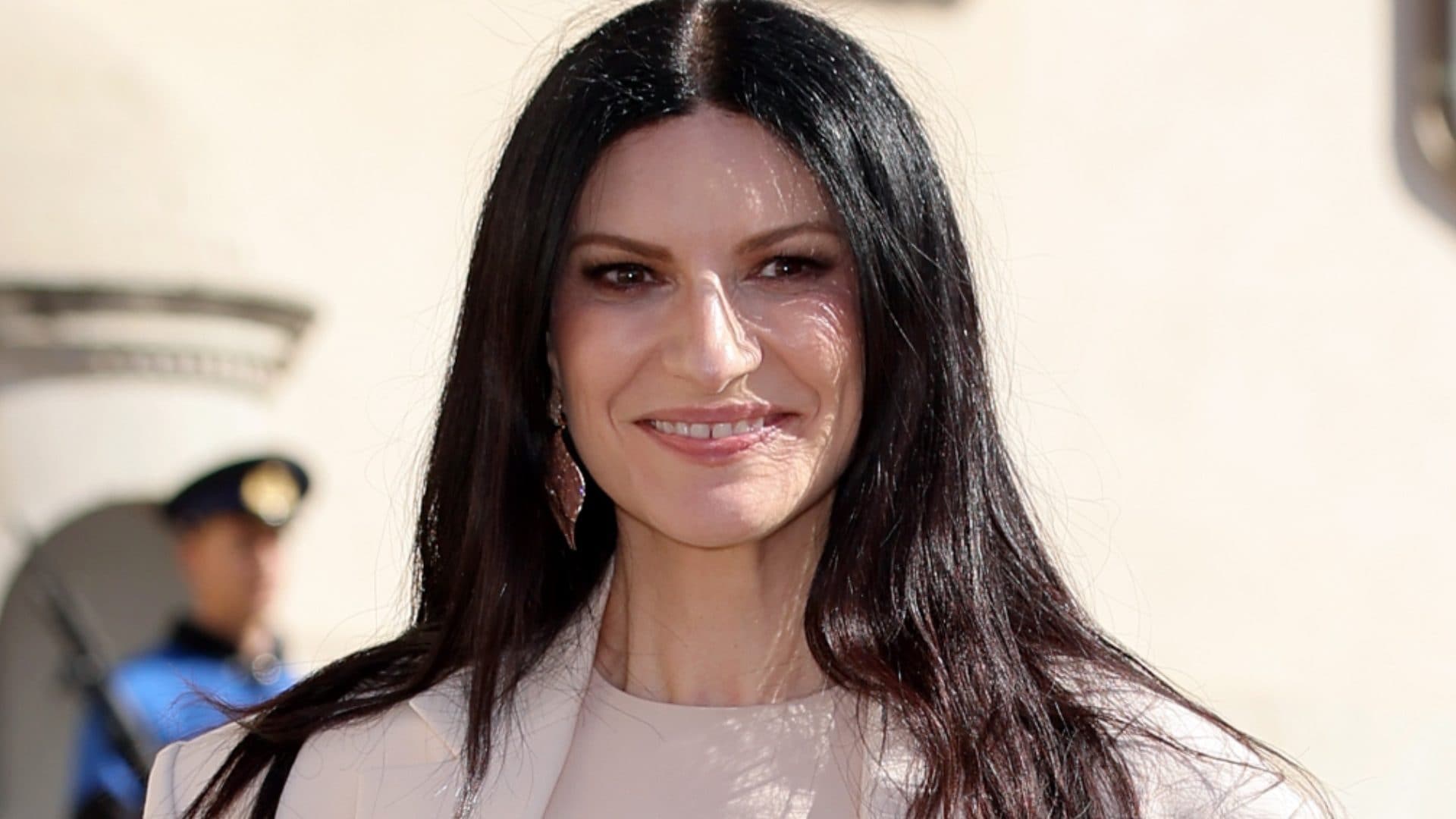 Laura Pausini: "Non mi dichiaro politicamente. Le critiche sull'Inno di Mameli? Credo a Vasco e Celine Dion"