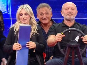 Andrea Pucci fuori da Stasera Tutto è possibile, l’anteprima a Non è la Tv: “Ma la questione Sanremo non c’entra”