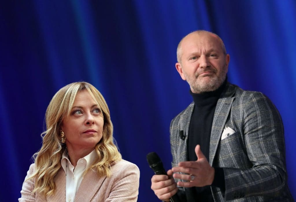 La premier Meloni supporta Pucci dopo la rinuncia a Sanremo: "Clima di intimidazione e odio contro di lui"