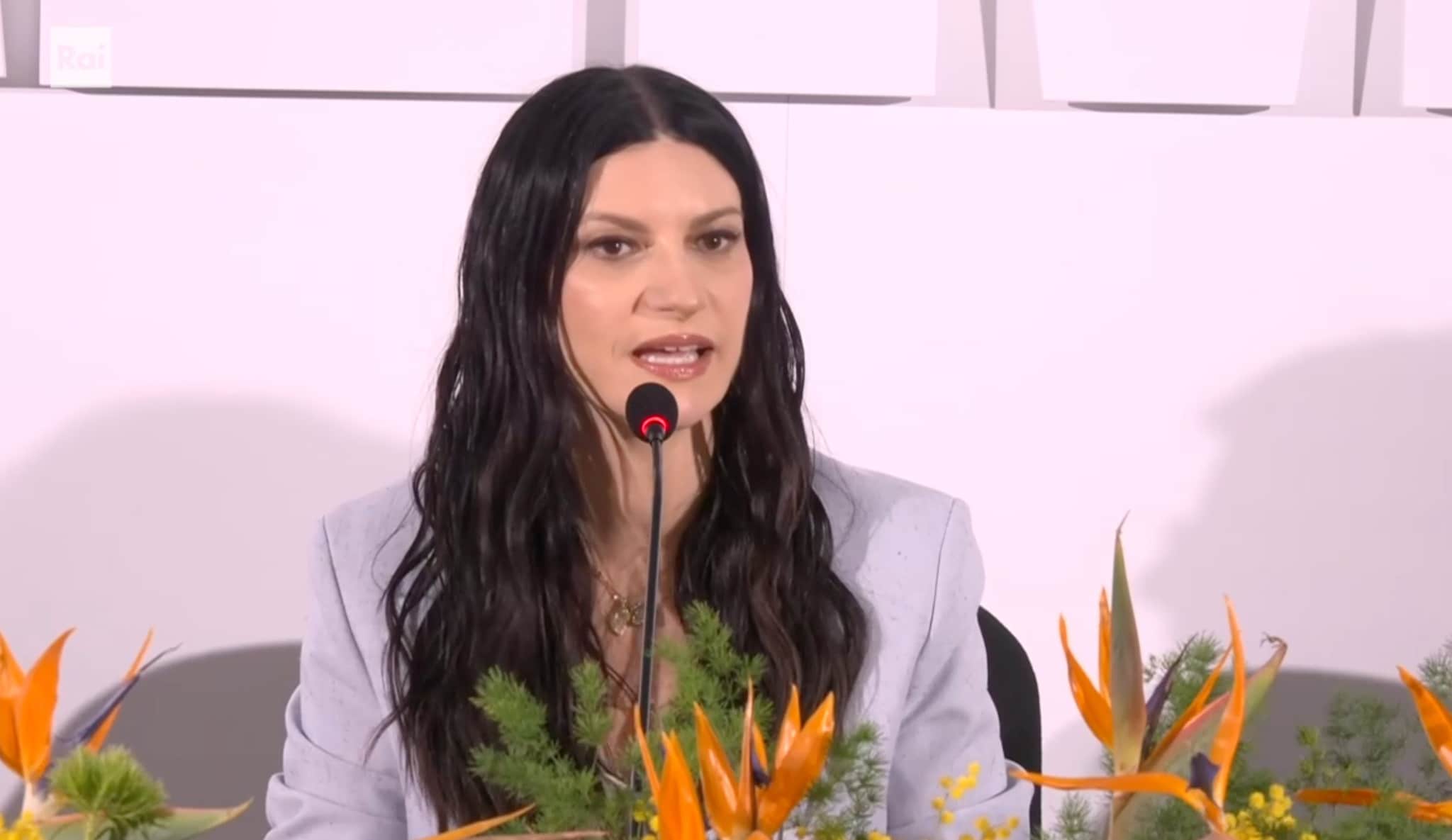 Laura Pausini e il tema della pace a Sanremo: "Fai differenza tra le guerre?", il botta e risposta con Fanpage.it