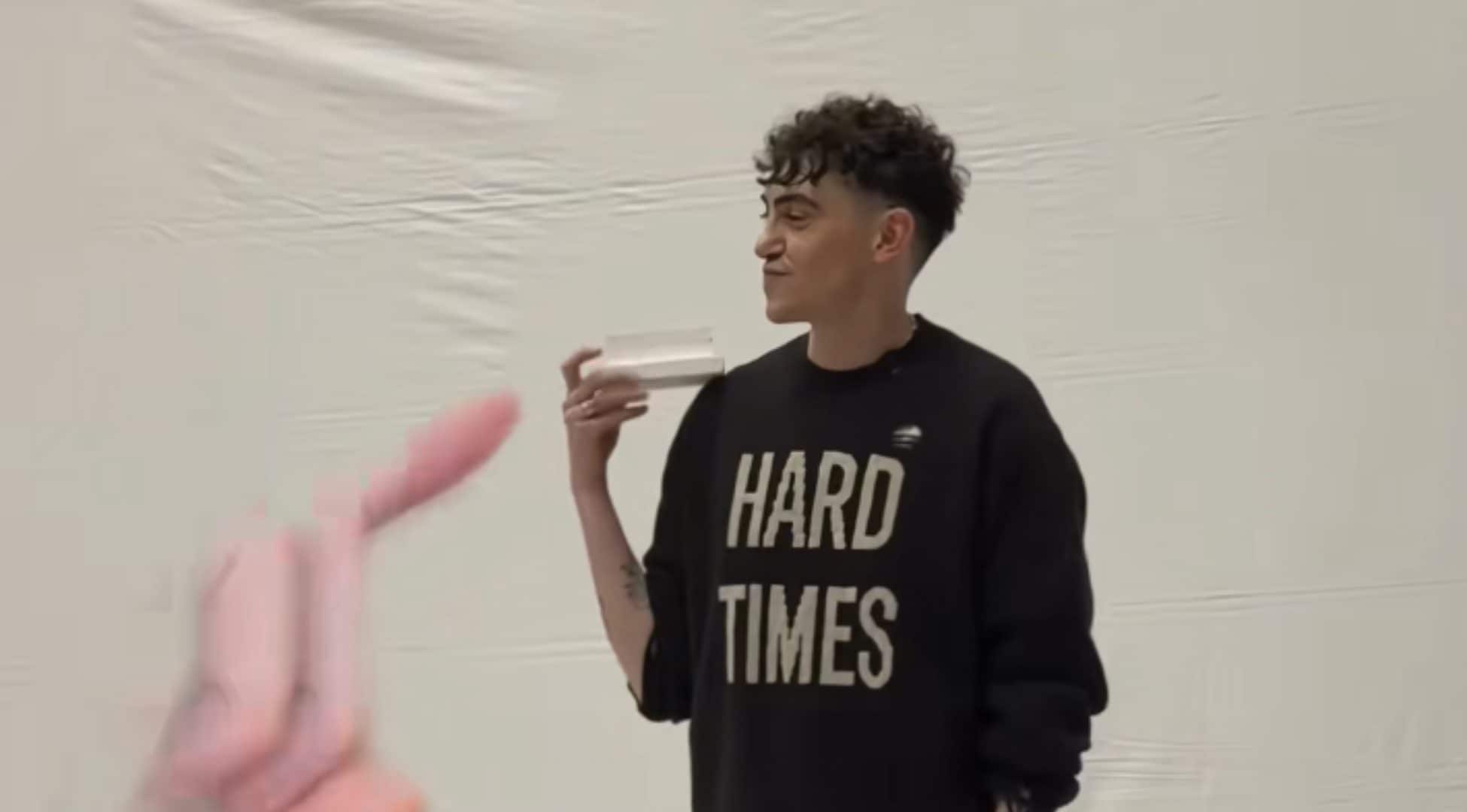 Perché la foto del vincitore di Sanremo viene scattata già a gennaio